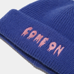 Berretto in maglia blu con ricamo rosa 'COME ON' e consistenza calda spessa