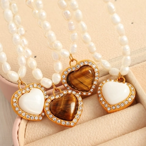 Collane vintage francesi con ciondoli a cuore dorati, strass e perle bianche