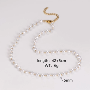 Detail view of pearl and gold chain necklace with 42+5cm length and lobster clasp