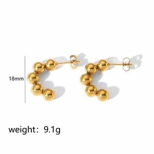 Detailed view of golden 18mm C-shaped beaded hoop earrings with weight of 9.1g