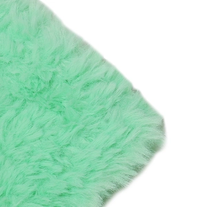 Détail macro de la texture de fausse fourrure vert menthe douce sur ce chapeau peluche