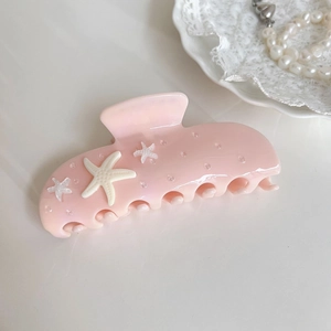 Pince à cheveux rose avec décorations d'étoiles de mer pour un style élégant
