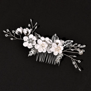 Détails du peigne de mariée avec fleurs en tissu blanc, feuilles argentées et perles