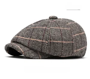 Détail de la casquette gavroche grise à chevrons en laine mélangée avec carreaux orange