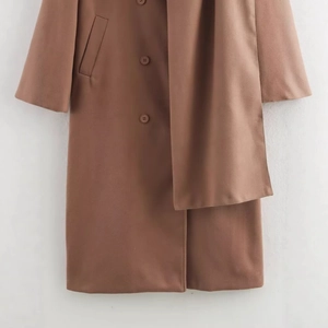 Manteau long en laine camel pour femme avec col écharpe et ceinture assortie