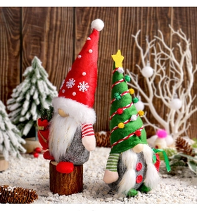 Gnomes de Noël avec chapeaux en feutre dans une scène de fête enneigée détaillée