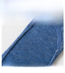 Detailaufnahme der hochelastischen Manschette blauer unsichtbarer Mesh-Socken