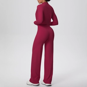 Détail de l'ensemble de yoga bordeaux avec pantalon large taille haute et haut ajusté