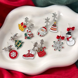 Weihnachtliche Ohrringe Set mit bunten Emaille-Motiven wie Nikolaus und Tannenbaum