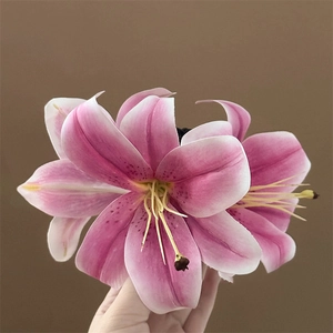 Dettaglio della pinza per capelli a giglio viola con petali sfumati rosa e dettagli realistici