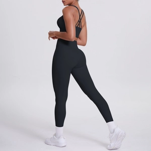 Dettaglio del set yoga nero con reggiseno sportivo incrociato e leggings a vita alta