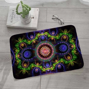 Detail der quadratischen Flanellmatte mit Mandala-Muster auf grauem Holzboden