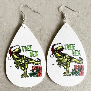 Dettaglio dell'orecchino in ecopelle con motivo a dinosauro Tree Rex per il Natale
