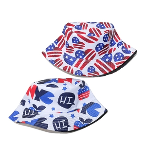 Détail des motifs cœur drapeau USA et imprimés NYC pop art sur les bobs de loisirs