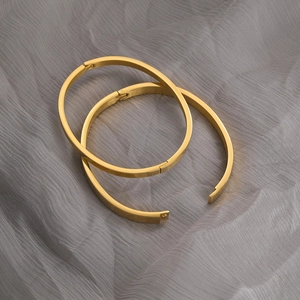 Brazaletes minimalistas de acero inoxidable chapados en oro con textura cepillada y cierre