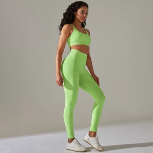 Dettaglio del set sportivo a coste senza cuciture con reggiseno e leggings
