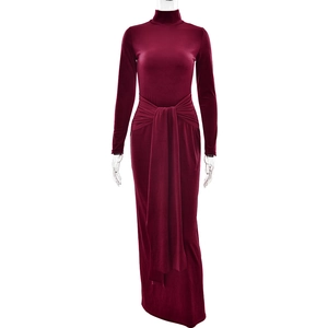 Détail d'une robe en velours bordeaux à manches longues avec col montant et lien à la taille
