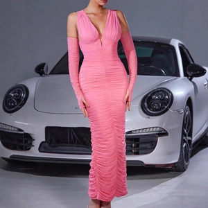 Dettaglio dell'abito lungo rosa arricciato con scollo a V profondo e maniche coordinate