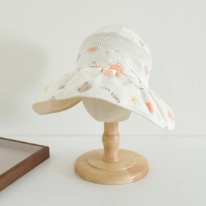 Gros plan du chapeau de soleil enfant avec maille respirante et motifs d'ours et de pastèque