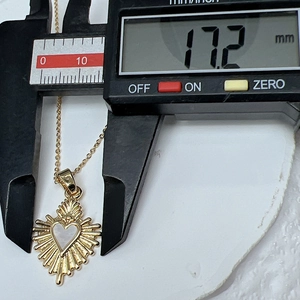 Detailed measurement showing heart pendant width of 17.2mm with natural shell inlay