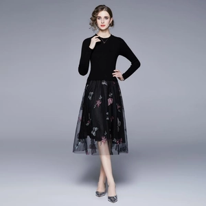 Elegante abito in maglia nera con ricamo a farfalla e gonna a strati in tulle velato