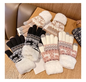 Detail von warmen Winter-Strickhandschuhen mit Kunstfellbündchen und Touchscreen-Funktion