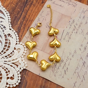 French style gold heart-to-heart link bracelet made of durable stainless steel