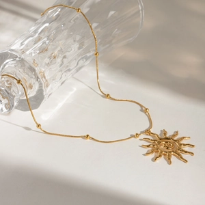 Hammered spiral sun pendant necklace in gold-plated stainless steel with beaded chain