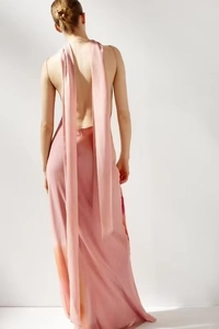 Détail d'une élégante robe longue dos nu en satin rose avec de longs rubans au cou