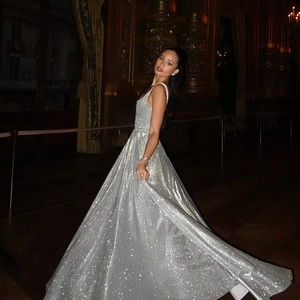 Robe de soirée scintillante gris argenté avec col carré et jupe longue ligne A