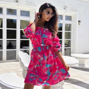 Schulterfreies Sommerkleid mit floralem Muster in Rosa und Blau für den Strandurlaub