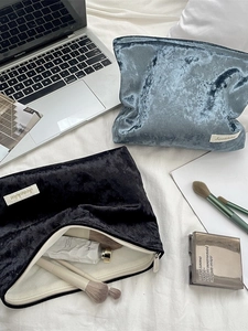 Velvet cosmetic storage bag for women in blue and black with zipper and large capacity