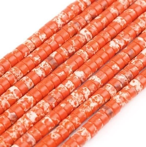 Vue macro de perles d'espacement rondes orange avec motif marbré pour bijoux DIY