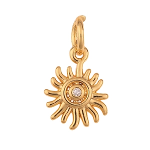 Detalle de un colgante de sol dorado con una gema clara sobre un fondo blanco