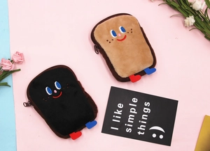 Gros plan de porte-monnaie en peluche toast avec broderie cartoon sur fond rose