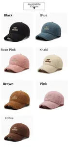 Détail de la texture laine d'agneau sur casquettes en noir, bleu, rose et kaki
