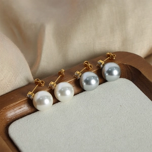Elegante Titan-Ohrringe in Gold mit weißen und grauen Perlen und Kristallakzenten