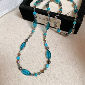 Vue macro des perles turquoise et des perles en verre facettées sur un collier rétro