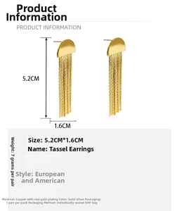 Détail de boucles d'oreilles pompons en cuivre doré avec clous demi-cercles et chaînes fines