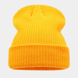 Détail macro du tricot côtelé jaune vif sur un bonnet d'hiver à revers classique