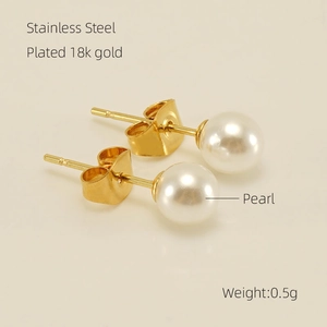 Detail of 18k gold plated stainless steel pearl stud earrings with 0.5g lightweight spec