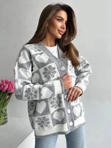 Détails du cardigan en maille gris et blanc avec motifs de cœurs et de fleurs