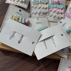 Gros plan de barrettes en acrylique aux couleurs bonbon avec rayures et pois sur bois