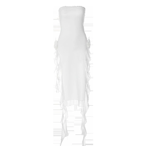 Détail d'une robe bustier blanche avec bordures en dentelle 3D et ourlet à franges asymétrique