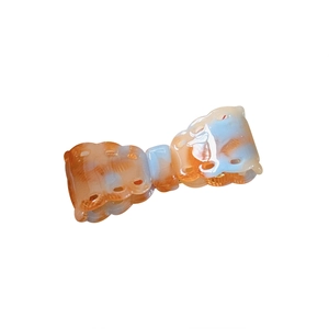 Pince à cheveux élégante en acrylique dégradé orange et bleu sur fond blanc épuré