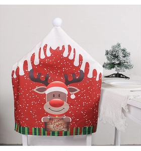 Détail de la housse de chaise de Noël rouge avec motif renne et texte Warm Wishes