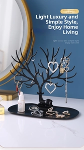 Detail der Geweih-Schmuckständer mit Zweigen und Tablett für Halsketten und Ringe