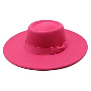 Détail du chapeau en laine rose fuchsia avec ruban en satin et un nœud décoratif chic