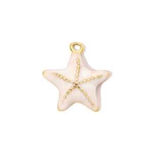 Détail d'un pendentif étoile de mer blanc et doré de haute qualité avec texture naturelle