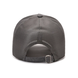 Casquette de baseball en maille gris foncé respirante avec sangle et boucle réglable